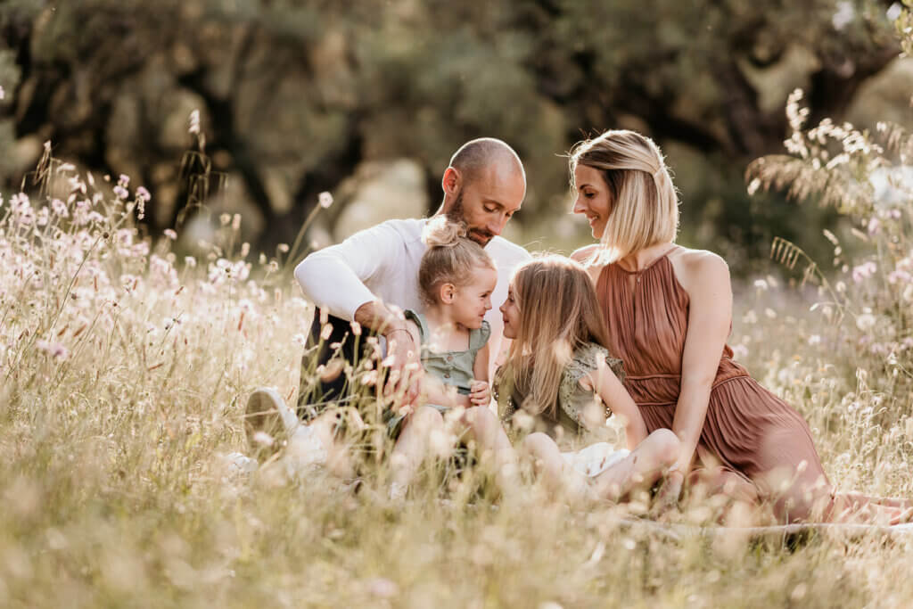 Séance famille dans un champ d'olivier