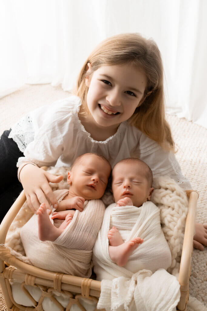 Portraits de jumelles en studio