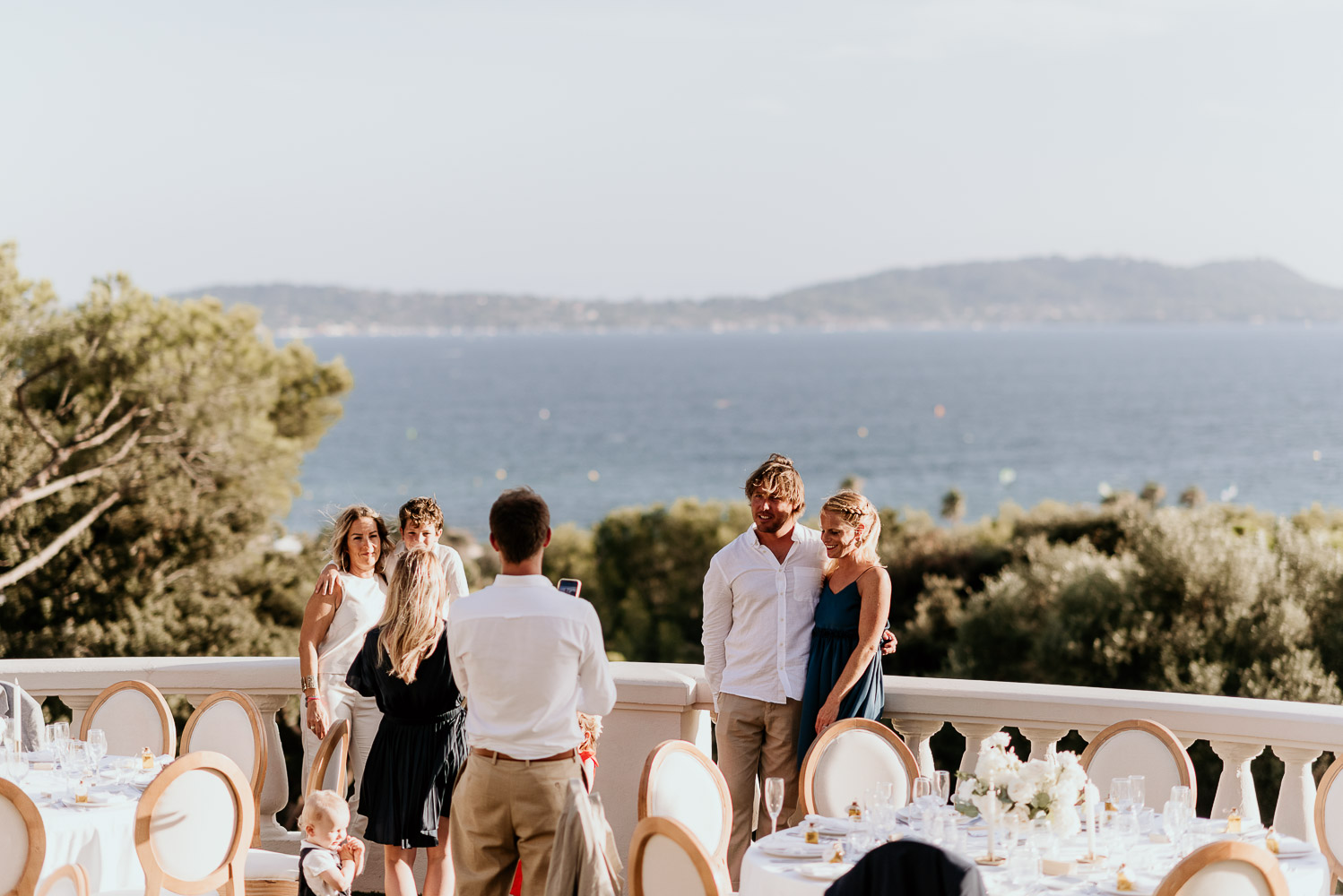 des invités se prennent en photo lors d'un mariage